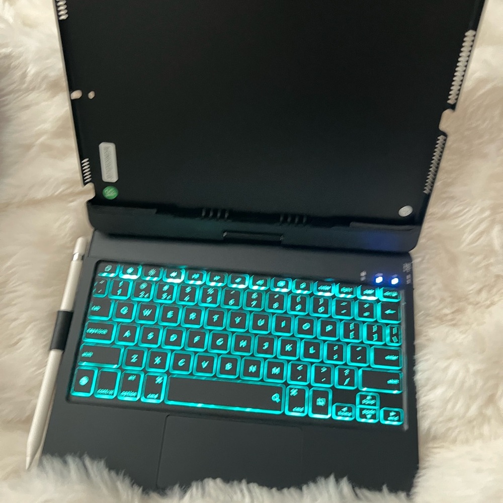 Ipad Keyboard Case - Picture 7 of 7